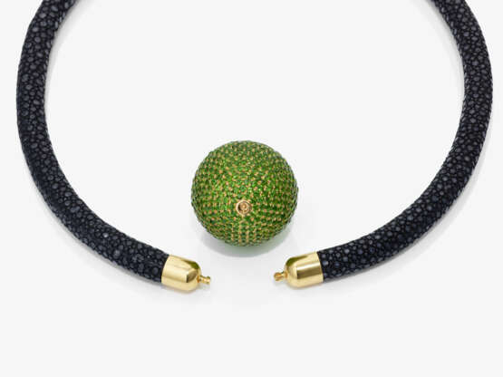 A black ray leather necklace with interchangeable chrome diopside clasp. 20th/21st century - фото 2