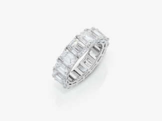 A puristic eternity ring decorated with 16 emerald-cut diamonds. Belgium, ONLY JEWELS, 2020s