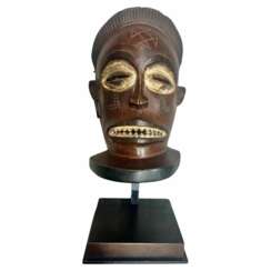 Tchokw&eacute; mask from Angola in wood and pigments - Circa 1900