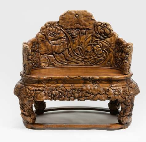 Opulent beschnitzter Sessel mit Relief eines Lotosteichs mit Kranichen - Foto 1