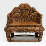 Opulent beschnitzter Sessel mit Relief eines Lotosteichs mit Kranichen - photo 1
