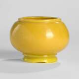 Pinselwascher aus gelbem PekinGelbgoldlas mit hellgelbem Stand - фото 1