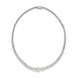 COLLIER ET PAIRE DE BOUCLES D’OREILLES DIAMANTS - photo 3