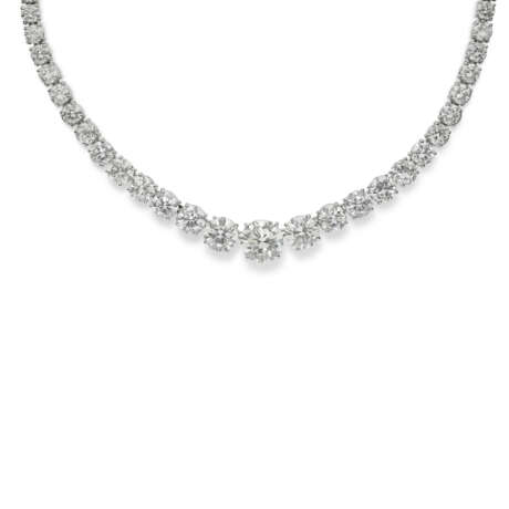 COLLIER ET PAIRE DE BOUCLES D’OREILLES DIAMANTS - photo 4