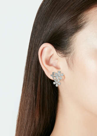 VAN CLEEF & ARPELS PAIRE DE BOUCLES D’OREILLES DIAMANTS ‘FLEURETTE’ - Foto 3
