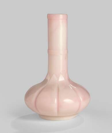 Rosafarbene Vase in Blütenform aus PekinGelbgoldlas mit Blattdekor - фото 1