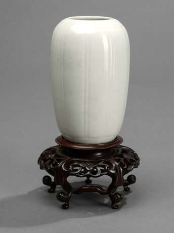Kleine weiße Vase in subtil zehnpassiger Form mit Holzstand - photo 1