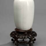Kleine weiße Vase in subtil zehnpassiger Form mit Holzstand - Foto 1