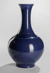 Monochrome blau glasierte Vase