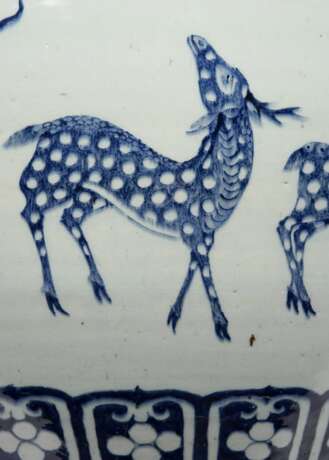 Paar grosse Cachepots mit Tierkreis-Dekor in Unterglasurblau - photo 2