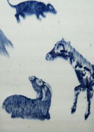 Paar grosse Cachepots mit Tierkreis-Dekor in Unterglasurblau - Foto 3