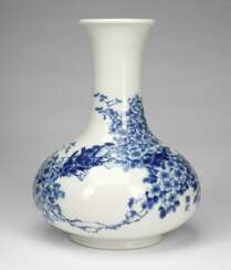 Exzellente Vase aus Porzellan mit unterglasurblauem Dekor von Pflaumenblüten und Vögeln