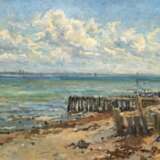 Engel, Otto Heinrich (1866 Erbach-1945 Glücksburg) "Buhnen am Strand", Öl/ Lw., sign. u.r., 50x66,5 cm, Rahmen (Studium in Berlin, Karlsruhe und München, tätig vorwiegend in Norddeutschland-Eckensund, auf den I… - photo 1