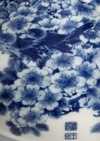 Exzellente Vase aus Porzellan mit unterglasurblauem Dekor von Pflaumenblüten und Vögeln - photo 2