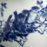 Exzellente Vase aus Porzellan mit unterglasurblauem Dekor von Pflaumenblüten und Vögeln - photo 3