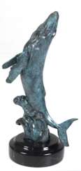 Bronze-Figur &quot;Buckelwal aus Wasser springend&quot;, blau patiniert, signiert &quot;Moore&quot;, Gießermarke &quot;JB Deposee&quot;, H. 20,5 cm, auf rundem schwarzem Steinsockel, Ges.-H. 23,5 cm