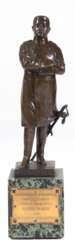 Schmidt-Felling, Julius Paul (1835 Berlin- 1920) &quot;Paul von Hindenburg&quot;, Bronze, braun patiniert, auf Plinthe signiert und bezeichnet, H. 20,5 cm, auf grünem Marmorsockel mit Widmungsplaketten dat. 1917, Ges.-H.…