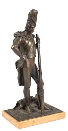 Bronze-Figur "Französischer Grenadier", 19. Jh., braun patiniert, auf Marmorplinthe, ges. 37x17,5x13,5 cm - photo 1