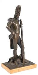 Bronze-Figur &quot;Französischer Grenadier&quot;, 19. Jh., braun patiniert, auf Marmorplinthe, ges. 37x17,5x13,5 cm