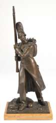 Bronze-Figur &quot;Französischer Grenadier&quot;, 19. Jh., braun patiniert, auf Marmorplinthe, ges. 42x18x13,5 cm