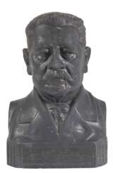 Büste &quot;von Hindenburg&quot;, um 1920/30, schwarzer Pressgraphit, Franz Küssner &amp; Co., Kanten etwas bestoßen, H. 25 cm