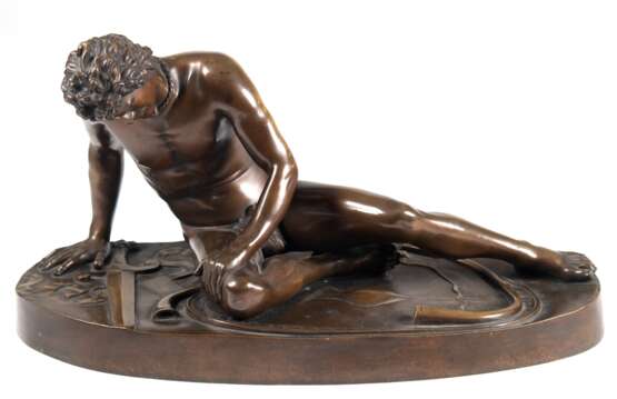 Bronze-Figur "Sterbender Gallier ", von einem Schwerthieb getroffener, auf seinem abgelegten Schild sitzender Gallier mit Torques, nach dem Vorbild der Antike, braun patiniert, Gießerstempel "F.P. Sanson… - photo 1