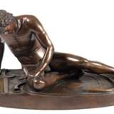Bronze-Figur "Sterbender Gallier ", von einem Schwerthieb getroffener, auf seinem abgelegten Schild sitzender Gallier mit Torques, nach dem Vorbild der Antike, braun patiniert, Gießerstempel "F.P. Sanson… - photo 1