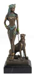 Wiener Bronze &quot;Cleopatra mit Panther&quot;, braun patiniert z.T. grün gefaßt, sign. Manbreß&quot;, Gießerstempel mit AB in Amphore, H. 23,5 cm, auf quadratischem, schwarzem Steinsockel, Ges.-H. 26,5 cm