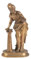 Messing-Figur &quot;Souffleuse de Bulles&quot;, Frau im antiken Gewand an Säule stehend und Röhrchen in der Hand haltend, Blasröhrchen best., auf ovalem Sockel bezeichnet, H. 28,5 cm