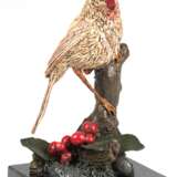Wiener Bronze "Kardinalvogel auf Ast mit Beeren sitzend", polychrom gefaßt, sign. Manbreß", Gießerstempel mit AB in Amphore, H. 12,3 cm, auf schwarzem Steinsockel, Ges.-H. 14 cm - photo 1