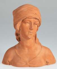 Jugendstil-Büste &quot;Junge Frau mit Kopftuch&quot;, um 1900, Terrakotta, Nase best., H. 23,5 cm