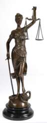 Bronze-Figur &quot;Justitia&quot;, mit Waage und Schwert auf Buch und Schlange stehend, braun patiniert, auf rundem, schwarzem Steinsockel, H. 41 cm