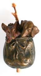 Wiener Bronze, Dienstbotenklingel &quot;Fuchs und Dackel im Sack&quot;, z.T. farbig gefaßt, Gravur &quot;... Silvester 1910&quot;, Kabelreste, 3,2x4x5,8 cm