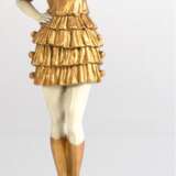 Figur "Tänzerin im goldenen Gewand auf einem Würfel stehend", nach Fernando Paris, Metallguß, farbig gefasst, Würfel aus Marmor, H. 43 cm - Foto 1