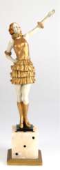 Figur &quot;Tänzerin im goldenen Gewand auf einem Würfel stehend&quot;, nach Fernando Paris, Metallguß, farbig gefasst, Würfel aus Marmor, H. 43 cm