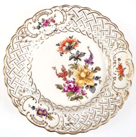Stadt Meissen-Teller mit durchbrochenem Korbrand, polychrome Blumenmalerei mit Goldstaffage, Dm. 18,5 cm - photo 1