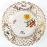 Meissen-Teller mit durchbrochenem Korbrand, polychrome Blumenmalerei mit Goldstaffage, 1. Wahl, Dm. 15,5 cm - photo 1