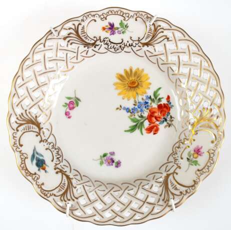 Meissen-Teller mit durchbrochenem Korbrand, polychrome Blumenmalerei mit Goldstaffage, 1. Wahl, Dm. 15,5 cm - photo 1