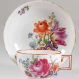 Meissen-Tasse und UT, Marcolini (1774-1817), polychrome Floralmalerei, Tasse mit gekantetem Henkel und korallenroten Rändern, UT mit Goldrand (berieben) - Foto 1