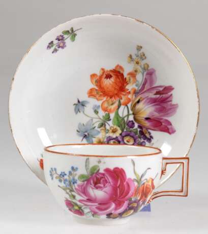 Meissen-Tasse und UT, Marcolini (1774-1817), polychrome Floralmalerei, Tasse mit gekantetem Henkel und korallenroten Rändern, UT mit Goldrand (berieben) - Foto 1