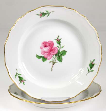 2 Meissen-Teller, Rote Rose mit Goldrand, Neuer Ausschnitt, 1. Wahl, Dm. 20 cm - photo 1