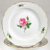 2 Meissen-Teller, Rote Rose mit Goldrand, Neuer Ausschnitt, 1. Wahl, Dm. 20 cm - photo 1