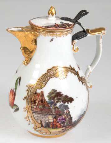 Meissen-Kännchen, Schwertermarke um 1740, birnförmiger Korpus mit durch Silbermontur gehaltenem, leicht gewölbtem Deckel, J-Henkel und kurzer reliefierter Ausguß mit Golddekor, beidseitig schwarzkonturierte Goldkartusche… - photo 1