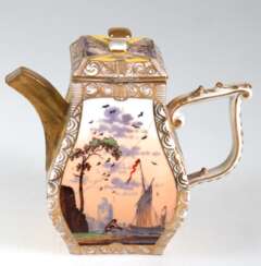 Kännchen, Dresden vor 1900, August Rex-Marke der Manufaktur Helene Wolfsohn, vierkantiger Deckel und birnförmiger Korpus mit Vierfelderdekor, abwechselnd gelber Fond mit Blumenmalerei und polychrome Flußlandschaften auf…