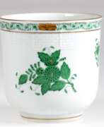 Porcelain products. Herend-Blumenübertopf, Apponyi Grün, mit Goldpunkten und -rändern, H. 10 cm, Innen-Dm. 9,5 cm