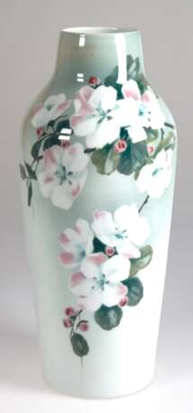 Jugendstil-Bodenvase, Eichwalder Porzellanfabrik, Apfelblüten auf hellgrünem Grund, handbemalt, Rand mit min. Chip, H. 40 cm - photo 1