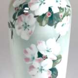 Jugendstil-Bodenvase, Eichwalder Porzellanfabrik, Apfelblüten auf hellgrünem Grund, handbemalt, Rand mit min. Chip, H. 40 cm - photo 1