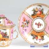 Deckeltasse mit UT, Dresden um 1900, August Rex-Marke der Manufaktur Helene Wolfsohn, Glockenbecherform mit 2 Volutenhenkeln, Deckel mit plastischer Blüte als Bekrönung, Ränder mit Korbrelief, Vierfelderdekor, abwechseln… - photo 1