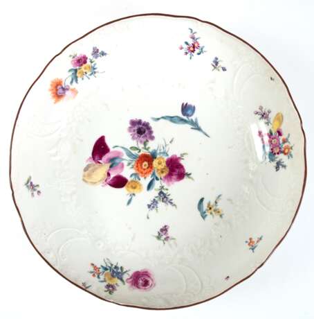 Meissen-Schale, Schwertermarke 1740- 1780, im polychrome Blumenmalerei, brauner Rand, Neumarseille, alt reparierter Sprung, H. 7 cm, Dm. 27,5 cm - photo 1