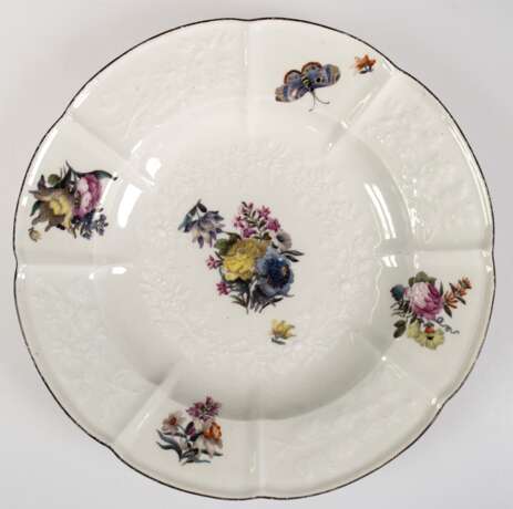 Meissen-Teller, Schwertermarke 1740-74, floral reliefiert, Spiegel und Fahne mit polychromer Floralmalerei und Schmetterling, brauner Rand, etwas berieben, Dm. 24 cm - Foto 1